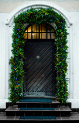Fototapeta na wymiar entrance to the house with christmast decorations 