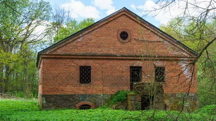 Obraz premium Restoration of historic building. Renovation of old building with red blocks.