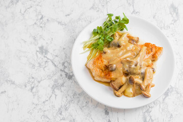 ポークソテーのキノコソース