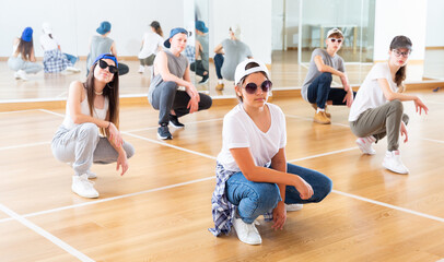 Obraz premium Boy and girls having dancing class in dance studio