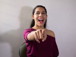 Mujer sonriendo y señalando