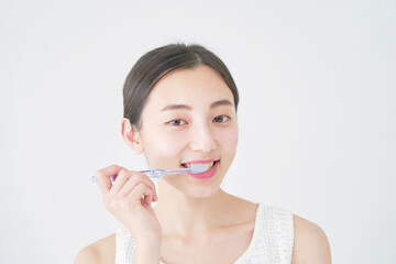 歯磨きする女性