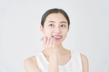 歯磨きする女性