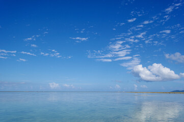 波静かな海が広がる竹富島の海岸