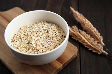 木製テーブルにあるオートミール