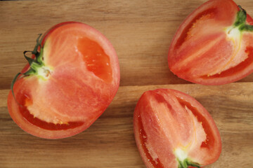 まな板にあるカットされたトマト