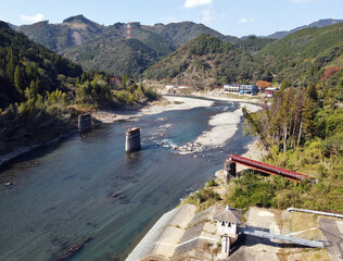 熊本豪雨災害から1年4か月後の球磨川第二橋梁の様子、球磨川氾濫で流出した後の球磨川第二橋梁付近