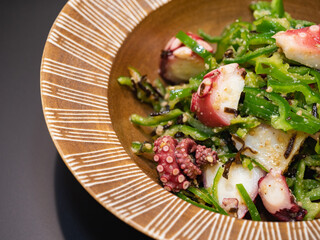 タコとピーマンと塩こんぶを使った健康的な和風サラダ。