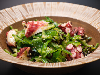 タコとピーマンと塩こんぶを使った健康的な和風サラダ。