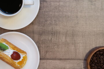 朝食の挽き立てコーヒーと美味しいデザート