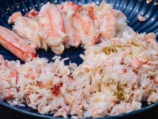 食べるために剥いた毛蟹の身。