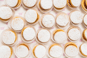 Wallpaper of individual cakes with white sugar on top