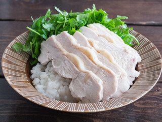 Fototapeta na wymiar カオマンガイや海南チキンライスを呼ばれる鶏むね肉を使った料理。