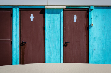 Porte delle toilettes per uomini e donne in uno stabilimento balneare a Calambrone in Toscana - obrazy, fototapety, plakaty