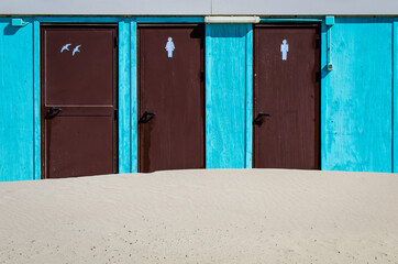 Obraz na płótnie Canvas Porte delle toilettes per uomini e donne in uno stabilimento balneare a Calambrone in Toscana