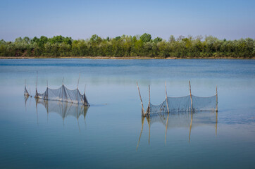 Paesaggio con reti da pesca della laguna nord di Venezia vicino a Lio Piccolo  © Andrea Vismara
