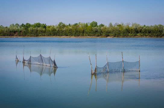Paesaggio con reti da pesca della laguna nord di Venezia vicino a Lio Piccolo

