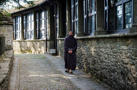 Un frate cammina lungo il perimetro del Santuario della Verna, punto di partenza della Via di Francesco