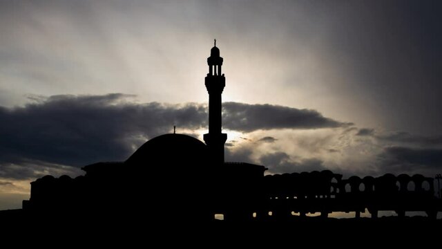 Jeddah: Masjid Ar Rahmah at Sunrise, The Floating Mosque next to Red Sea, Time Lapse at Sunrise with Fast Clouds
