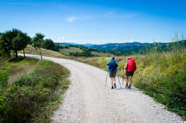 Due pellegrine in cammino lungo la Via di Francesco dalle parti di Gubbio