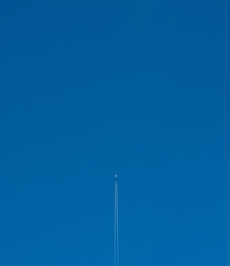 Obraz premium Plane breaking in half the sky