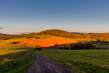 Obraz premium Abends Spaziergang durch das wunderschöne Abendlicht von Schmalkalden - Thüringen - Deutschland