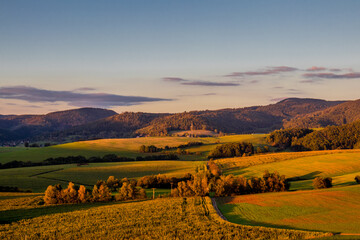 Obraz premium Abends Spaziergang durch das wunderschöne Abendlicht von Schmalkalden - Thüringen - Deutschland