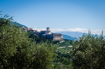 Il borgo di Assisi in Umbria visto dalla Via di Francesco