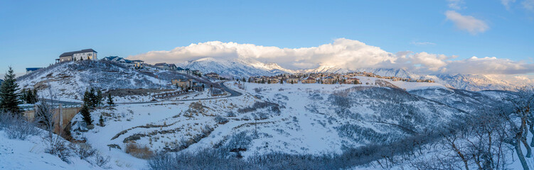 Fototapeta na wymiar Mountainside residential community of Draper in Utah covered with snow