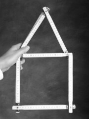 Architetto che progetta la nuova casa per i suoi clienti