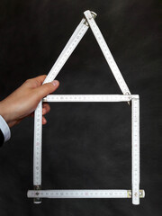 Architetto che progetta la nuova casa per i suoi clienti