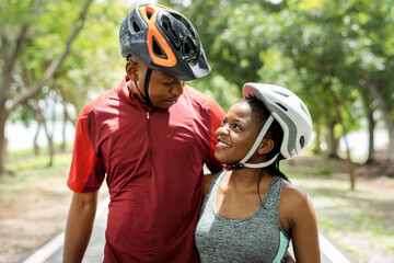 Fototapeta na wymiar Cyclist couple in a park
