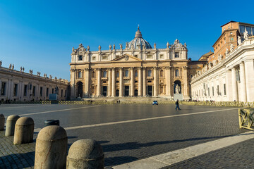 Obraz premium A view of St. Peter's Basilica in the Vatican city.