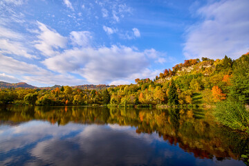 Fototapeta na wymiar landscape with a mountain lake in autumn on a sunny day