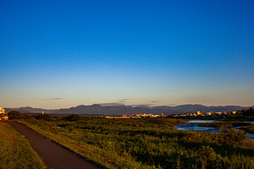 朝の川と山並み