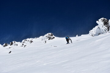 Fototapeta na wymiar 厳冬期の焼岳斜面を登る