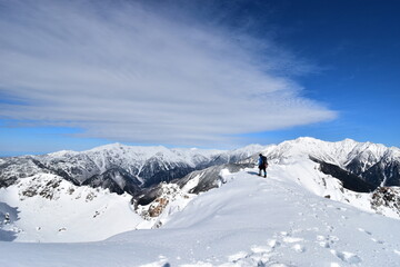 Fototapeta na wymiar 厳冬期の焼岳を登る登山者