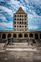 Obraz premium Kalyana Mahal at Gingee Fort or Senji Fort in Tamil Nadu, India. It lies in Villupuram District, built by the kings of konar dynasty and maintained by Chola dynasty. Archeological survey of india.
