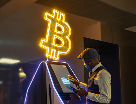 Hombre de negocios consultando su economía en un cajero automático de criptomonedas.
