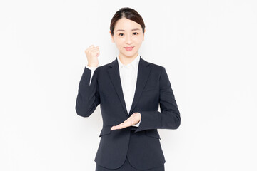 納得したポーズをするビジネスウーマン