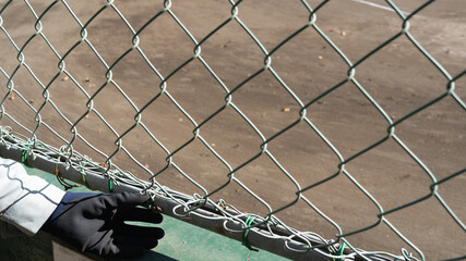 破れたフェンスの補修イメージ