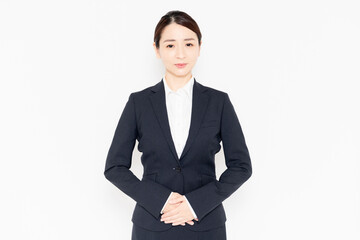 お腹を手で抑えるビジネスウーマン