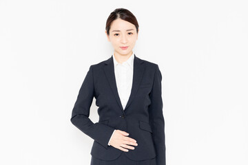 お腹を手で抑えるビジネスウーマン