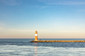 Leuchtturm an der Hafeneinfahrt von Rostock Warnemünde