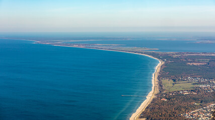 Luftaufnahme vom Strand der Ostseeküste bei Graal-Müritz und der Halbinsel Fischland-Darß-Zingst