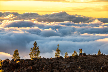 Fotograf fotografiert die Wolken am Berghang des Teide auf Teneriffa bei Sonnenuntergang
