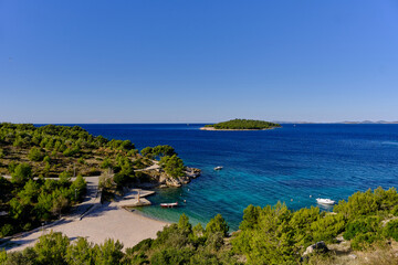 Kleine Bucht mit Insel Kroatien Bilo