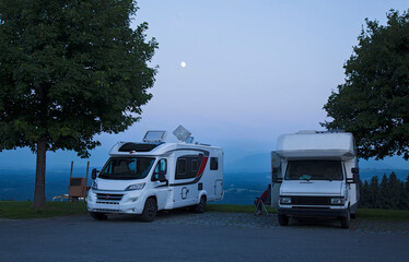 Mit dem Wohnmobil am Hohenpeißenberg bei Mondschein