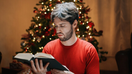 Ragazzo italiano legge libro a Natale