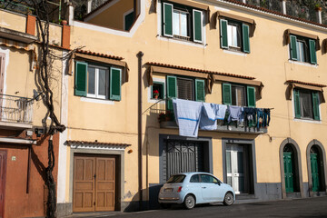Clásica imagen de ropa colgada y auto típico en Minori. Costa Amalfitana, sur de Napoles, Italia